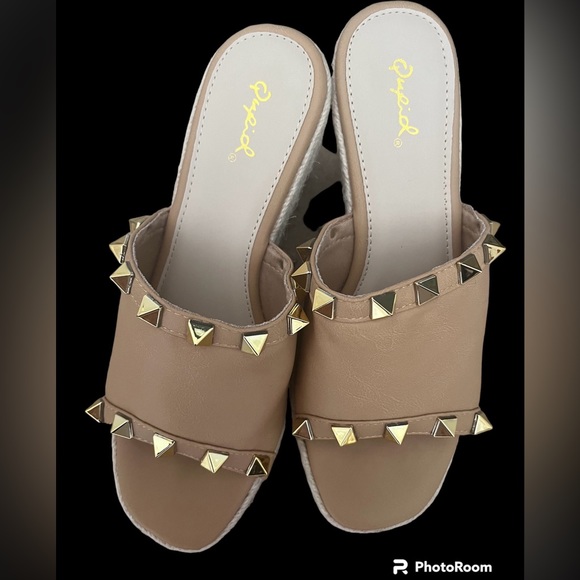 Qupid Shoes - Qupid slip on platform heels New, no box never worn size 6.5 tan